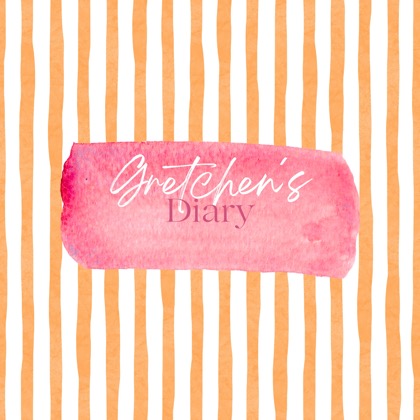 Logo von Gretchen's Diary: der Schriftzug in weißer Schreibschrift und Beerenrot auf einem rosa Aquarell-Pinselstrich vor orange-weißen Streifen